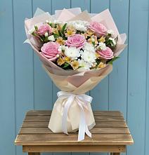 Букет цветов из:  Гвоздики, Орхидеи и Розы в Светлом Томской области