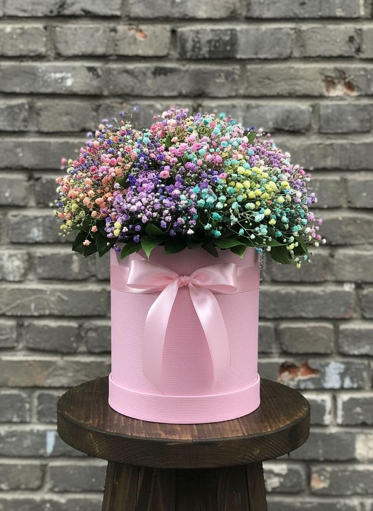 Цветочная композиция из Гипсофила и Розы в шляпной коробке в Светлом Томской области