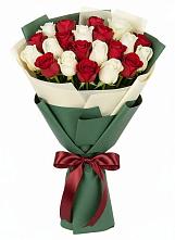 Букет Микс из красных и белых роз в Светлом Томской области