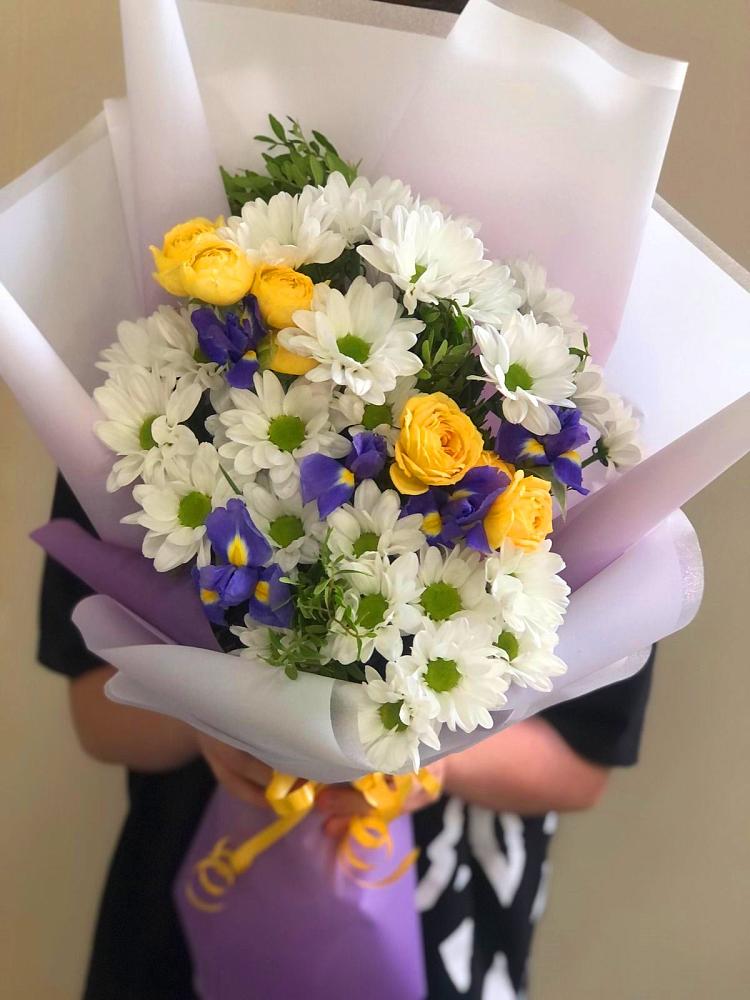 Букет цветов из: Ирисы, Хризантемы и Розы в Светлом Томской области