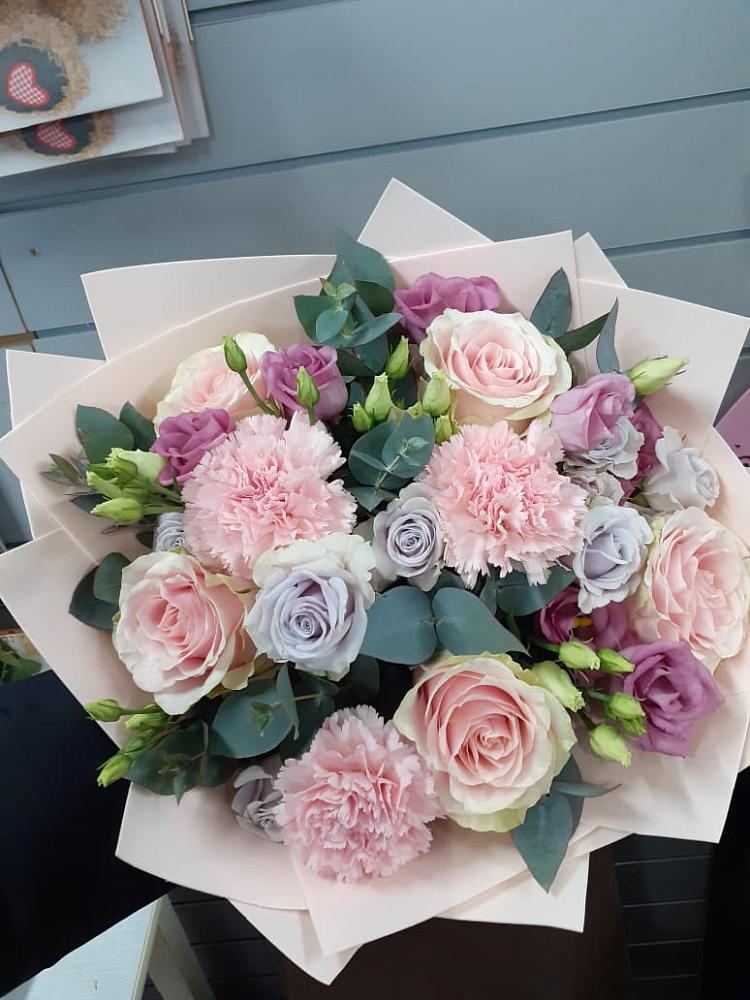 Букет цветов из: Розы, Гвоздики и Лизиантусы в Светлом Томской области